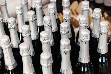 Bir sürü açılmamış gümüş şampanya şişesi.