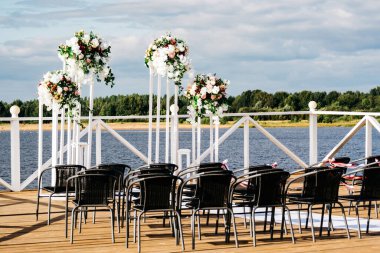 Düğün seremonisinin yaz dekoru. Yakın plan.