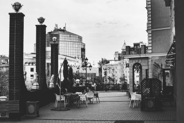 Şehir mimarisinin siyah beyaz manzarası