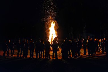 Yazın birçok insan gece yangını yaşar.