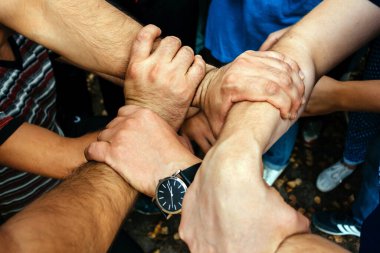 Bir takım oyununda erkeklerin elleri birbirine dokunur.