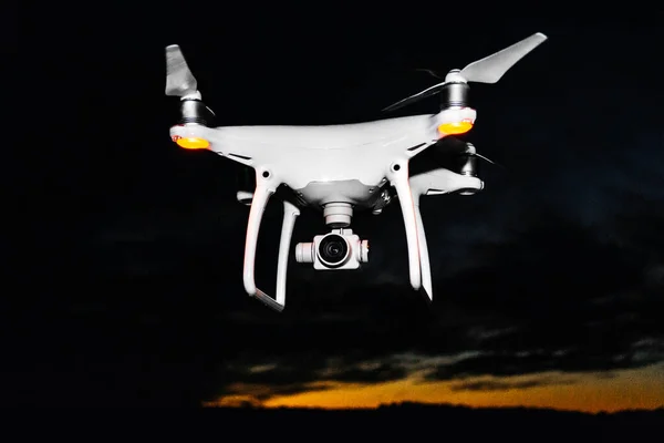 Quadrocopter Blanc Avec Une Caméra Dans Ciel Nocturne — Photo