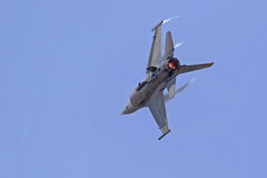 Uçak F-16 Falcon jet avcı, Hangar 24 Airshow California uçan. Redlands, Kaliforniya, ABD - 18,2018 olabilir. Hagar 24 F-18 Hornet ve F-16 jetler de dahil olmak üzere birçok uçan uçak performanslar featuring Airshow Redlands, California.