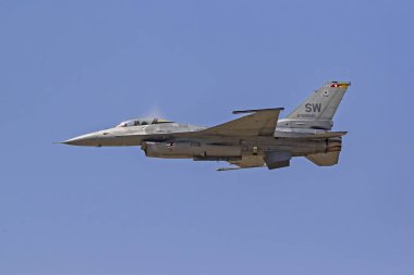 Uçak F-16 Falcon jet avcı, Hangar 24 Airshow California uçan. Redlands, Kaliforniya, ABD - 18,2018 olabilir. Hagar 24 F-18 Hornet ve F-16 jetler de dahil olmak üzere birçok uçan uçak performanslar featuring Airshow Redlands, California.