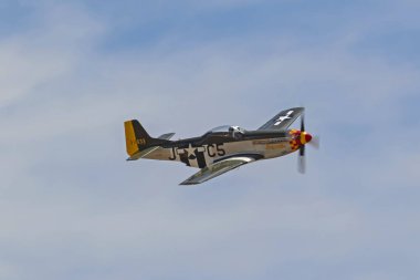 Şöhret Airshow uçaklar, uçak İkinci Dünya Savaşı P-51 Mustang. Chino, Kaliforniya, ABD - 5 Mayıs 2018. Şöhret Airshow uçaklar Chino, California özellikleri vintage uçak ve genel halk için uçan modern jetleri 2 gün içinde.