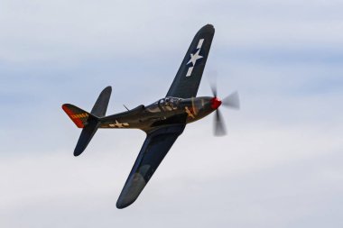 Uçak WWII P-39 Airacobra'daki uçan uçaklar şöhret Havacılık Fuarında. Chino, Kaliforniya, ABD - 5 Mayıs 2018. Şöhret Airshow uçaklar Chino, California özellikleri vintage uçak ve genel halk için uçan modern jetleri 2 gün içinde.