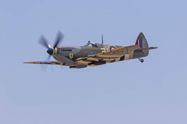 Uçak İkinci Dünya Savaşı Spitfire avcı uçakları şöhret Havacılık Fuarında uçan. Chino, Kaliforniya, ABD - 5 Mayıs 2018. Şöhret Airshow uçaklar Chino, California özellikleri vintage uçak ve genel halk için uçan modern jetleri 2 gün içinde.