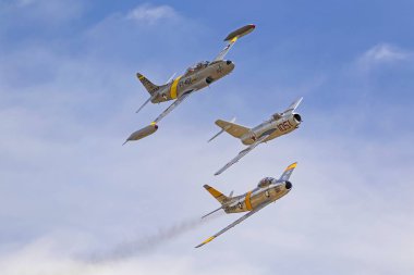 Birlikte uçan uçaklar şöhret Havacılık Fuarında uçak Kore Savaşı döneminde jetleri. Chino, Kaliforniya, ABD - 5 Mayıs 2018. Şöhret Airshow uçaklar Chino, California özellikleri vintage uçak ve genel halk için uçan modern jetleri 2 gün içinde.