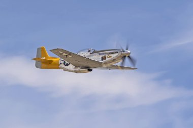 Şöhret Airshow uçaklar, uçak İkinci Dünya Savaşı P-51 Mustang. Chino, Kaliforniya, ABD - 5 Mayıs 2018. Şöhret Airshow uçaklar Chino, California özellikleri vintage uçak ve genel halk için uçan modern jetleri 2 gün içinde.