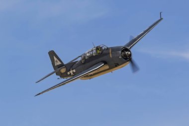 Uçak WWII deniz kuvvetleri dalış bombardıman uçakları şöhret Havacılık Fuarında uçan. Chino, Kaliforniya, ABD - 5 Mayıs 2018. Şöhret Airshow uçaklar Chino, California özellikleri vintage uçak ve genel halk için uçan modern jetleri 2 gün içinde.