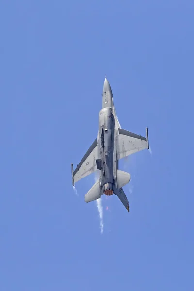 カリフォルニア州の格納庫 航空ショーで飛行飛行機 ファルコンのジェット戦闘機 アメリカ カリフォルニア州レッドランズには 2018 が可能性があります ハガル 航空ショー カリフォルニア州レッドランズに — ストック写真