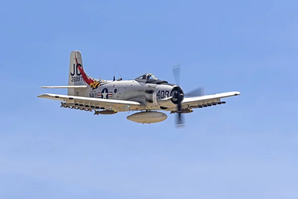 Uçak Kore Savaşı A-1 Skyraider uçan uçaklar şöhret Havacılık Fuarında. Chino, Kaliforniya, ABD - 5 Mayıs 2018. Şöhret Airshow uçaklar Chino, California özellikleri vintage uçak ve genel halk için uçan modern jetleri 2 gün içinde.