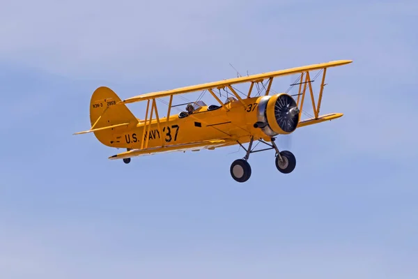 飞机二战海军双飞机飞行在名望飞机上航展 加利福尼亚 2018年5月5日 在加利福尼亚州奇诺的著名飞机航展 拥有2天的老式飞机和现代喷气机为大众飞行 — 图库照片
