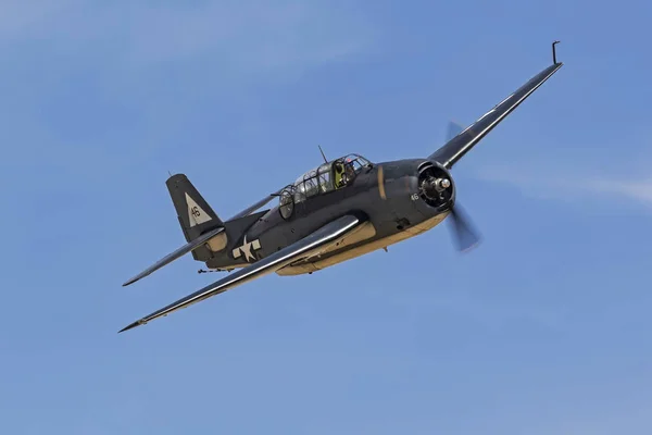 飞机二战海军潜水轰炸机飞行在名望飞机航展 加利福尼亚 2018年5月5日 在加利福尼亚州奇诺的著名飞机航展 拥有2天的老式飞机和现代喷气机为大众飞行 — 图库照片