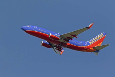 Güneybatı havayolları 737 jet yukarıda uçan. Ontario, California, ABD. Güneybatı havayolları bir hub'ına birkaç diğer hava alanları olarak Ontario International Airport kullanır.