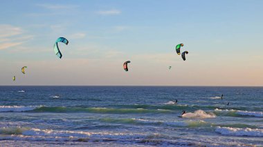 Uçurtma-California sahil boyunca dusk sırasında sörf sörf
