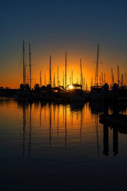 Ventura Harbor marinada California kıyısında güneş doğarken