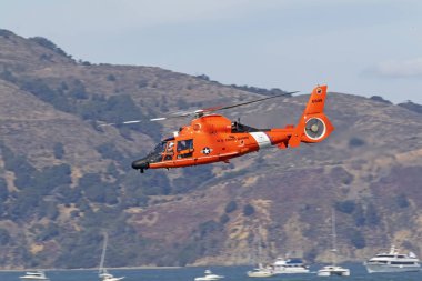 San Francisco filo hafta uçan sahil güvenlik yunus helikopter helikopter. Ekim 11,2018 - San Francisco, California, ABD. Mavi melekler ve şişko Albert 2018 filo hafta San Francisco'da sinek.