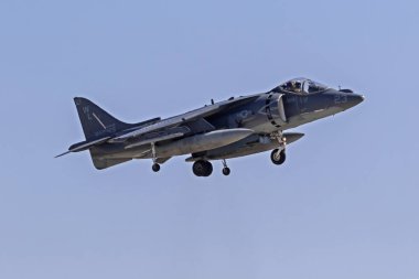 2018 Miramar Air Show'da San Diego'da uçan uçak deniz Av-8 Harrier jet. Eylül 29,2018-San Diego, California, Amerika Birleşik Devletleri. Miramnar Air Show La Jolla, San Diego dışında dünyanın en büyük hava gösterilerinde biridir.