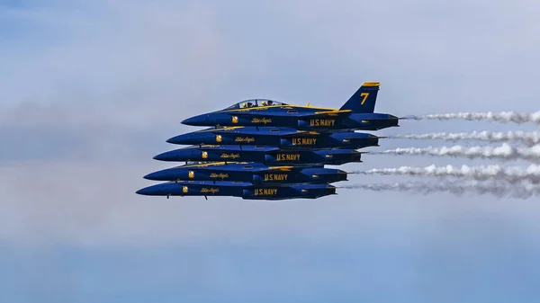 飞机蓝色天使 喷气机飞行在2018舰队周在旧金山的空中表演 10月 102018 旧金山 加利福尼亚州 舰队周航空展是世界上最受欢迎的空中表演之一 — 图库照片