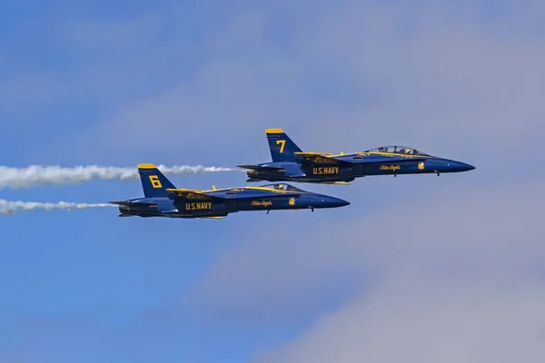 サンフランシスコの 2018 艦隊週航空ショーで飛ぶ飛行機ブルーエンジェルス ジェット機 2018 サンフランシスコ カリフォルニア 世界で最も人気のある航空ショーの つは艦隊週航空ショー — ストック写真