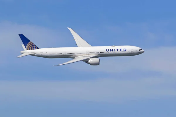 Літак United Airlines 777 Jumbo Реактивнё Літак Літати Сан Франциско — стокове фото