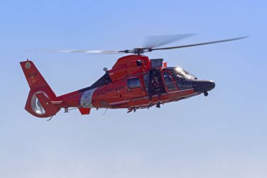 Büyük Pasifik Air Show Huntington Beach, California, sahil güvenlik yunus uçak helikopter. Ekim 20,2018 Huntington Beach, California, Amerika Birleşik Devletleri. Pasifik Okyanusu üzerinde Huntington Beach Air Show'da Thunderbirds gerçekleştirmek.