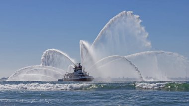 Tekne büyük Pasifik Hava Show Huntington Beach, California Yangın. Ekim 20,2018 Huntington Beach, California, Amerika Birleşik Devletleri. Pasifik Okyanusu üzerinde Huntington Beach Air Show'da Thunderbirds gerçekleştirmek.