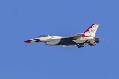 Uçak ABD Hava Kuvvetleri F-16 savaş uçağı büyük Pasifik Air Show, Huntington Beach, Kaliforniya. Ekim 20,2018 Huntington Beach, California, Amerika Birleşik Devletleri. Pasifik Okyanusu üzerinde Huntington Beach Air Show'da Thunderbirds gerçekleştirmek.