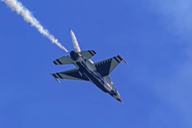 Uçak ABD Hava Kuvvetleri F-16 savaş uçağı büyük Pasifik Air Show, Huntington Beach, Kaliforniya. Ekim 20,2018 Huntington Beach, California, Amerika Birleşik Devletleri. Pasifik Okyanusu üzerinde Huntington Beach Air Show'da Thunderbirds gerçekleştirmek.