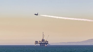 Uçak ABD Hava Kuvvetleri F-16 savaş uçağı büyük Pasifik Air Show, Huntington Beach, Kaliforniya. Ekim 20,2018 Huntington Beach, California, Amerika Birleşik Devletleri. Pasifik Okyanusu üzerinde Huntington Beach Air Show'da Thunderbirds gerçekleştirmek.