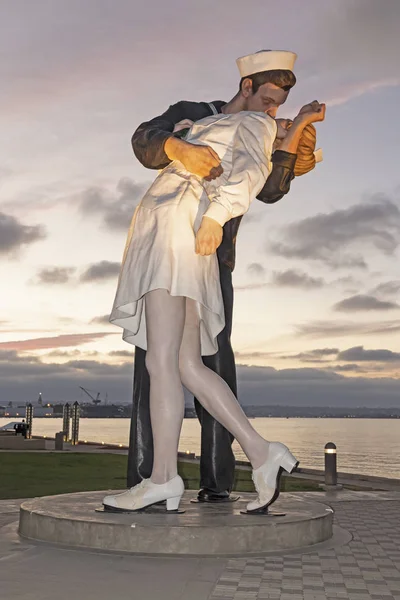 San Diego Waterfront Broadway Pier Uss Midway Museum Iconic Kiss — Stock Photo, Image