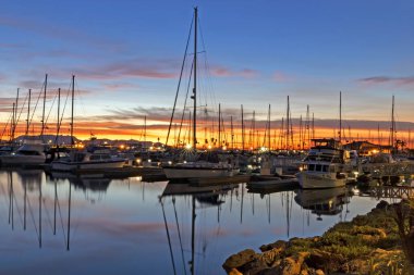 Düşüş sırasında sunrise Beach Harbor'da