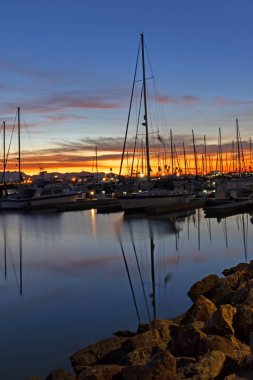 Düşüş sırasında sunrise Beach Harbor'da