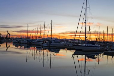 Gündoğumu sırasında Ventura Harbor Los Angeles dışında bir sonbahar sabahı
