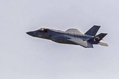 Airshow 2018 Miramar Airshow San Diego, Kaliforniya. San Diego, Kaliforniya, ABD - Eylül 30,2018. Askeri uçak ve silah 2018 Miramar Airshow Lacivert melekler, F-35 yıldırım, F-18 jetleri, C-130 ve tanklar da dahil olmak üzere ekranda,