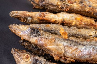 Tabakta kızarmış capelin balığı..