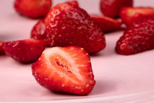 Erdbeeren Auf Rosa Hintergrund Rote Süße Beeren — Stockfoto