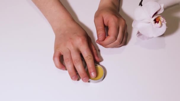 爪に天然ワックスオイルの適用 家庭でのマニキュア キューティクルケア 爪の強化 — ストック動画