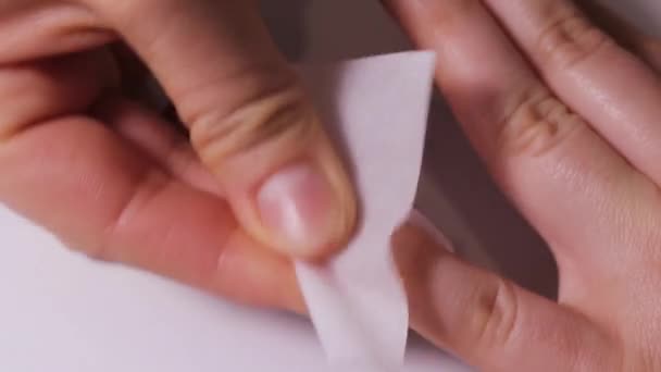 用无皮棉布从凝胶抛光物上去除粘粘层 家里的指甲 — 图库视频影像