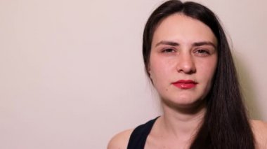 Kız şaşı, iyi görmüyor. Görüşü geliştirmek için gözlük eğitimi ekipmanı takıyor. Delinmiş delikli bardaklar.