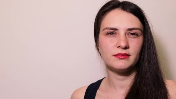 Dívka Šilhá Nevidí Dobře Nosí Výcvikové Zařízení Brýle Aby Zlepšila — Stock video