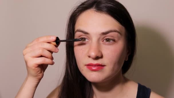 Dziewczyna Maluje Rzęsy Czarnym Tuszem Codzienny Makijaż — Wideo stockowe