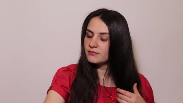Κορίτσι Χτενίζεται Και Βλέπει Πολλά Μαλλιά Πέφτουν Στην Βούρτσα Τριχόπτωση — Αρχείο Βίντεο