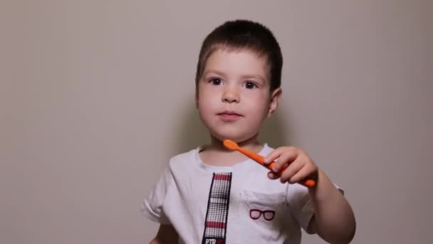 Kleine Jongen Poetst Zijn Tanden Glimlacht Baby Tandenborstel — Stockvideo