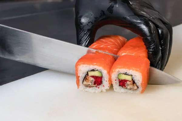 Processo Corte Sushi Rolos Cozinha Comida Japonesa Feita Peixe Arroz — Fotografia de Stock