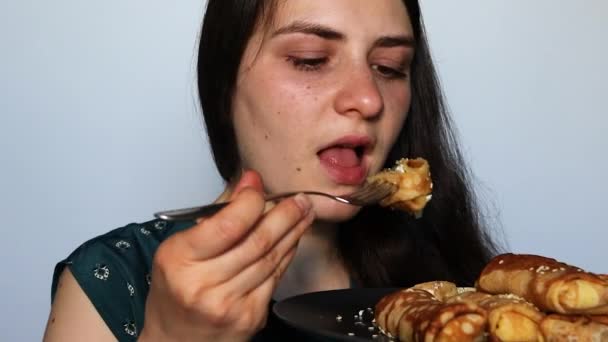 Flicka Äter Pannkakor Med Keso Och Njuter Mat Felaktig Kost — Stockvideo