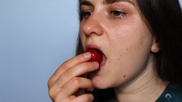 Årig Kvinna Äter Jordgubbar Säsongsbetonade Röda Bär Jordgubbar — Stockvideo