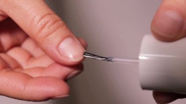 Kız tırnaklarına su kurutucu sürmüş. Tırnak törpüsü kiri, parlatıcısı ve yağı temizliyorum..