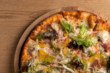 Tavuk göğsü, şeftali, mavi peynir, mozzarella ve jambonlu pizza...